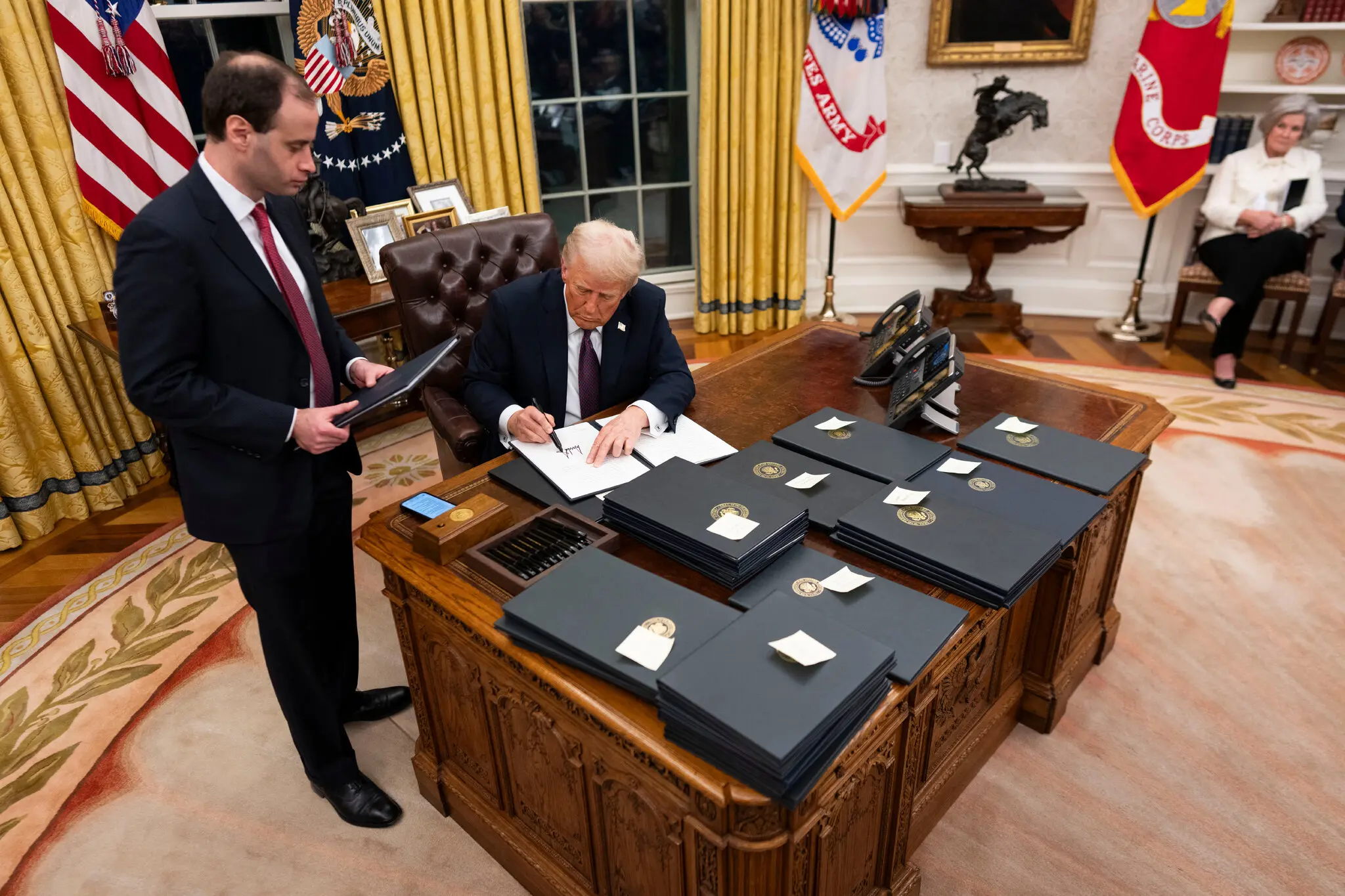 Президент Трамп підписав виконавчий указ у день інавгурації, який зобов'язав призупинити витрати на розвиток. Високопосадовці USAID не були впевнені, що це означає.